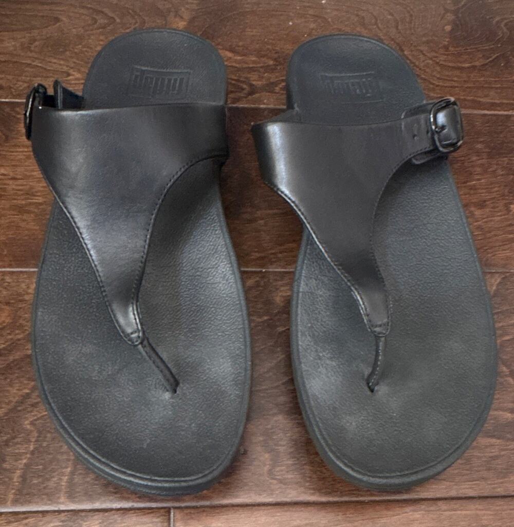 FitFlop Women's Black Leather Thong Wedge Sandals w/ Buckle Logo Size 9